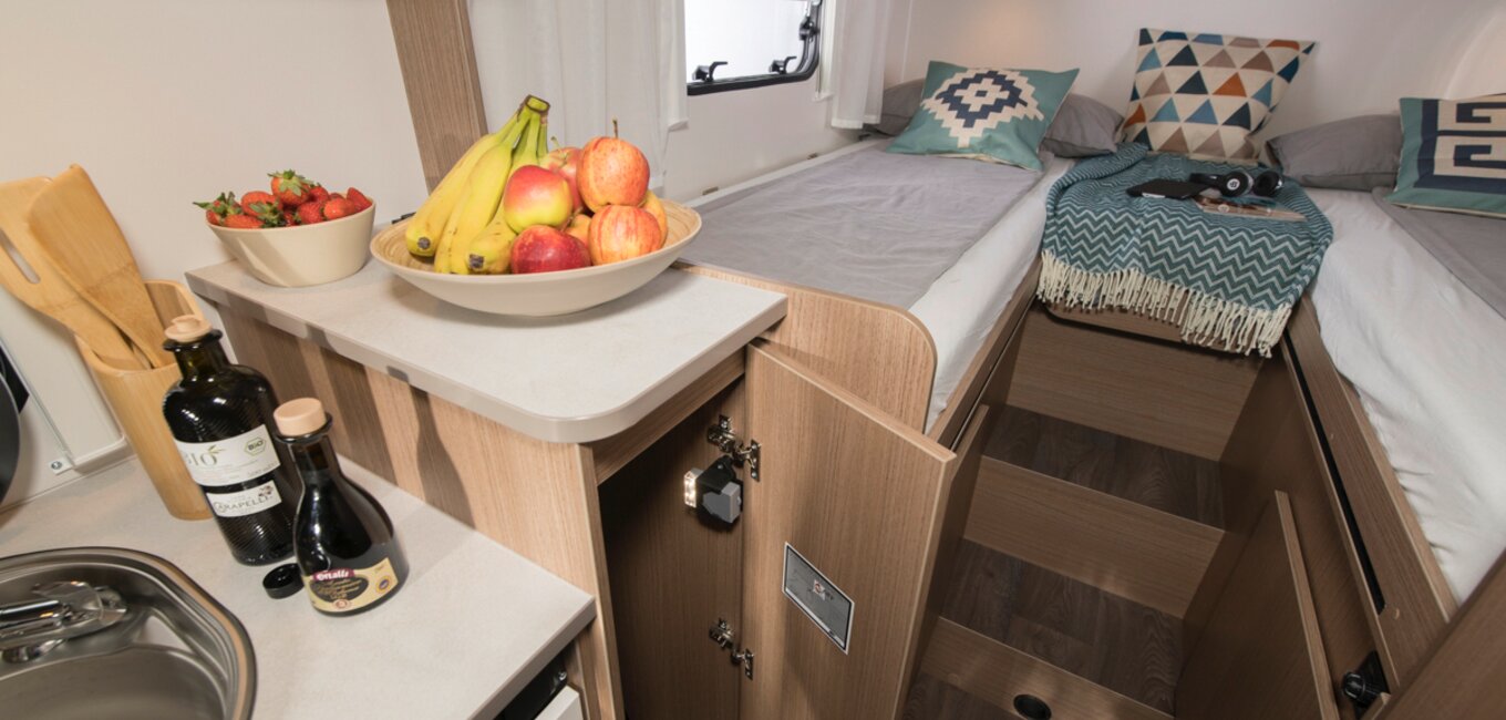 Innenansicht vom V337 mit Obst und Decken