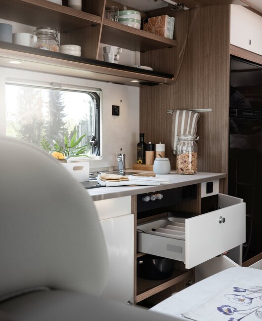 Küche im Wohnmobil mit offenen Schubladen