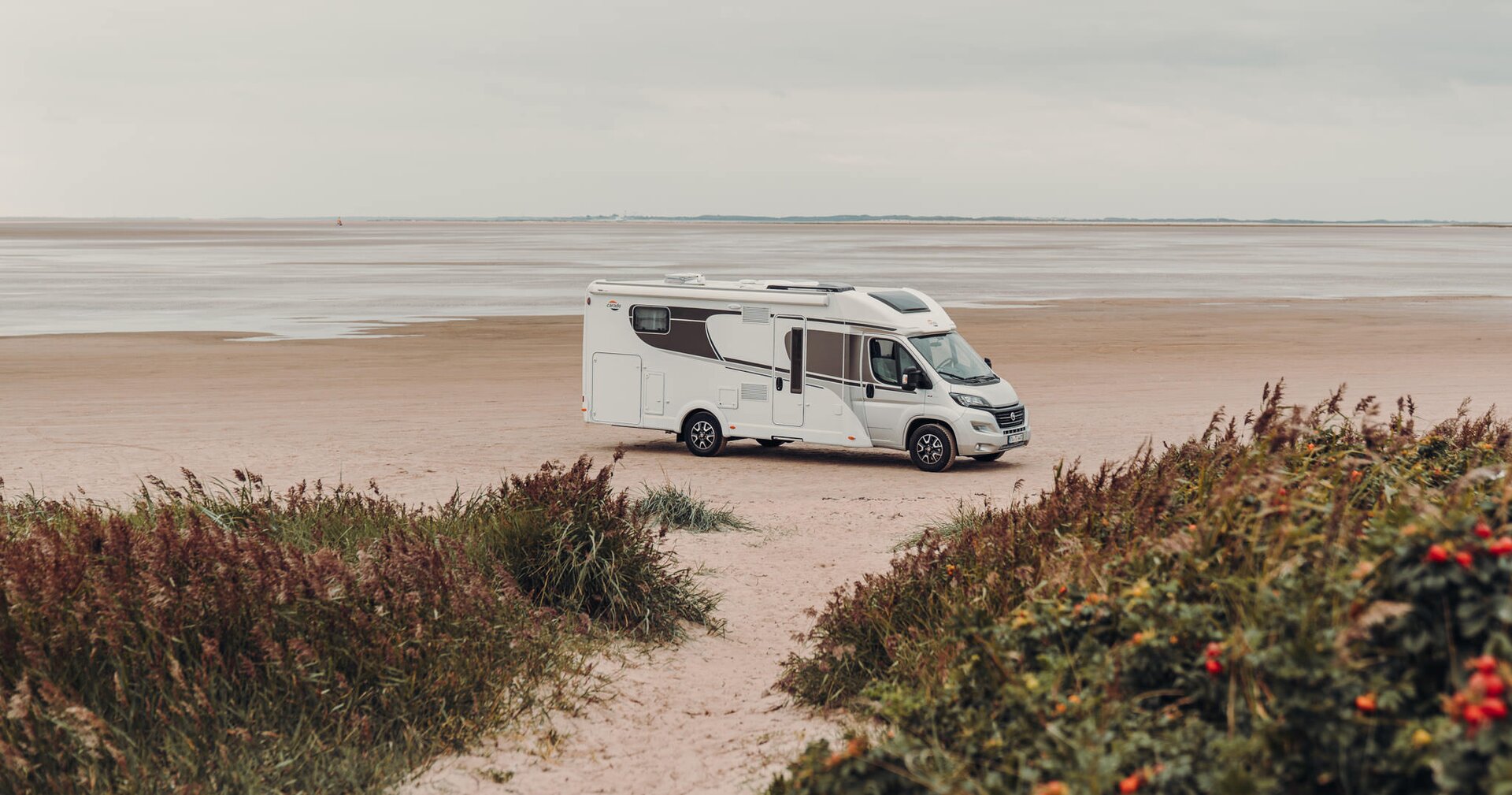 Das Wohnmobil ist am Ufer eines Sees geparkt