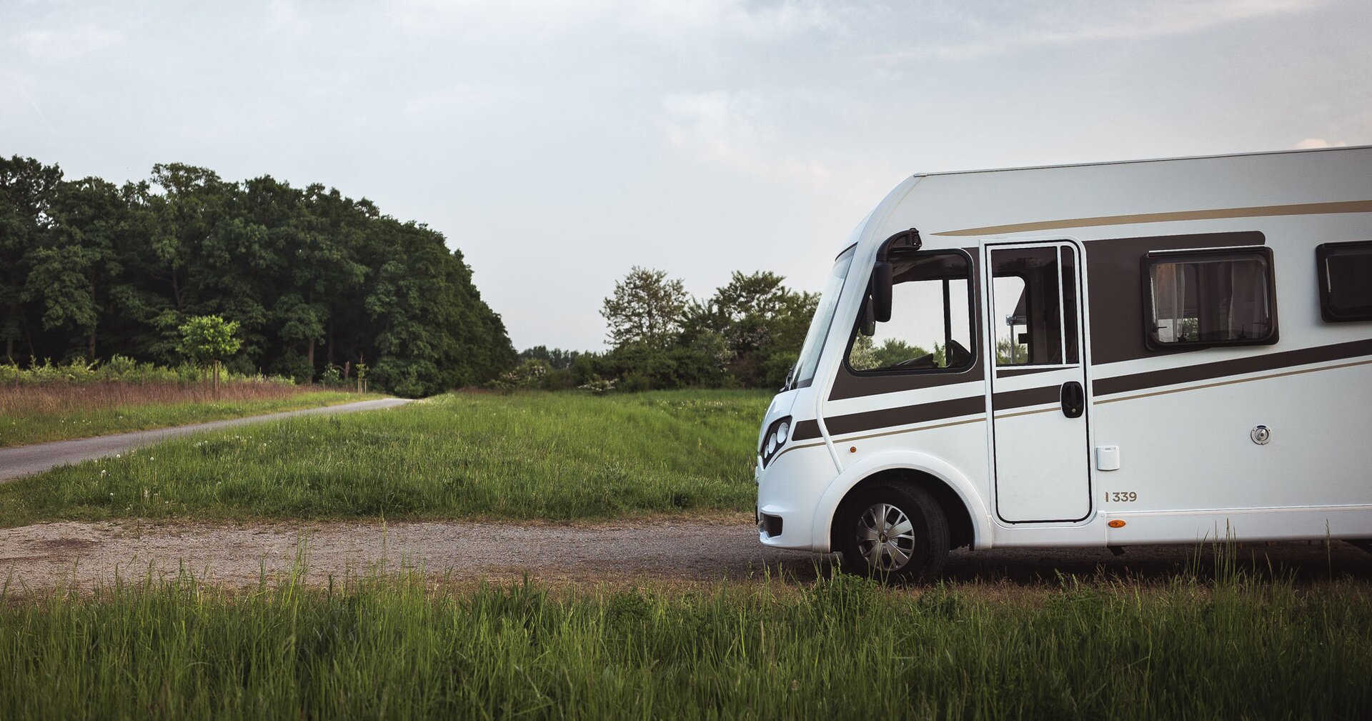 Das integrierte Wohnmobil ist in der Natur geparkt