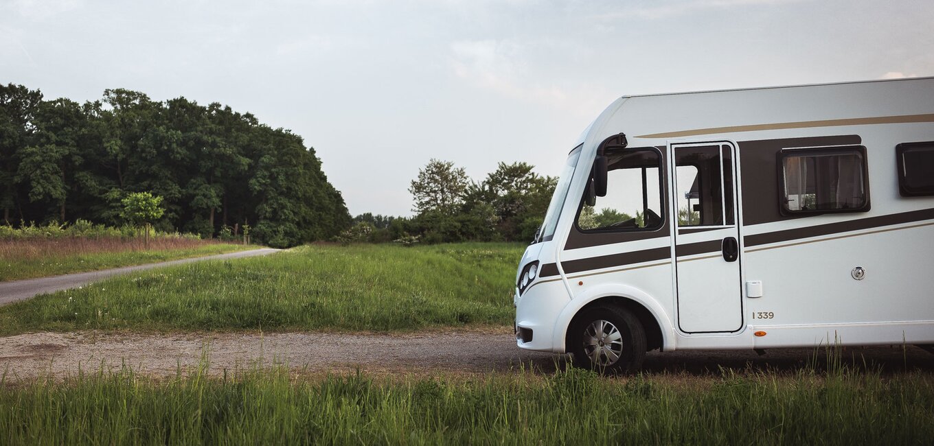 Das integrierte Wohnmobil ist in der Natur geparkt