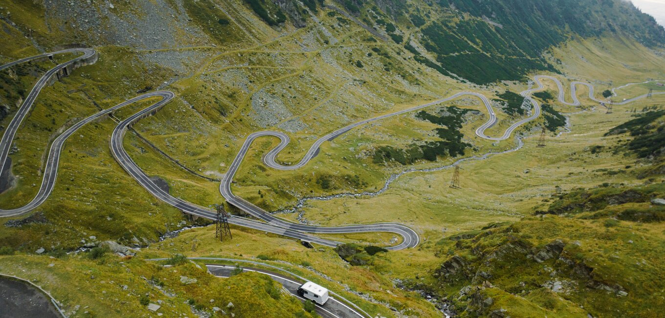 Das Carado Wohnmobil fährt über Serpentinenstraßen 