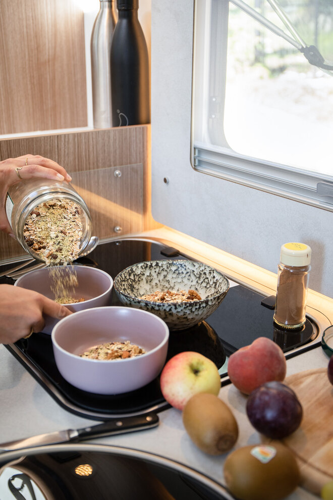 Frühstück in der Küche des Wohnmobils