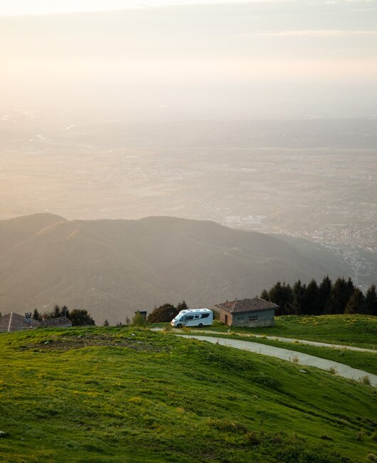 Das Carado Wohnmobil steht in den Weinbergen