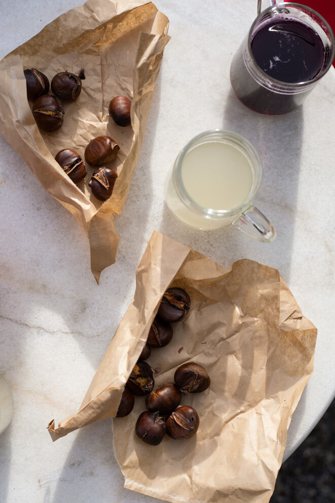 Brotzeit vor dem Carado Wohnmobil