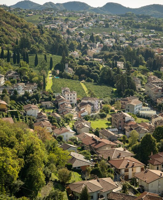 Ausblick über ein verschlafendes Dorf 