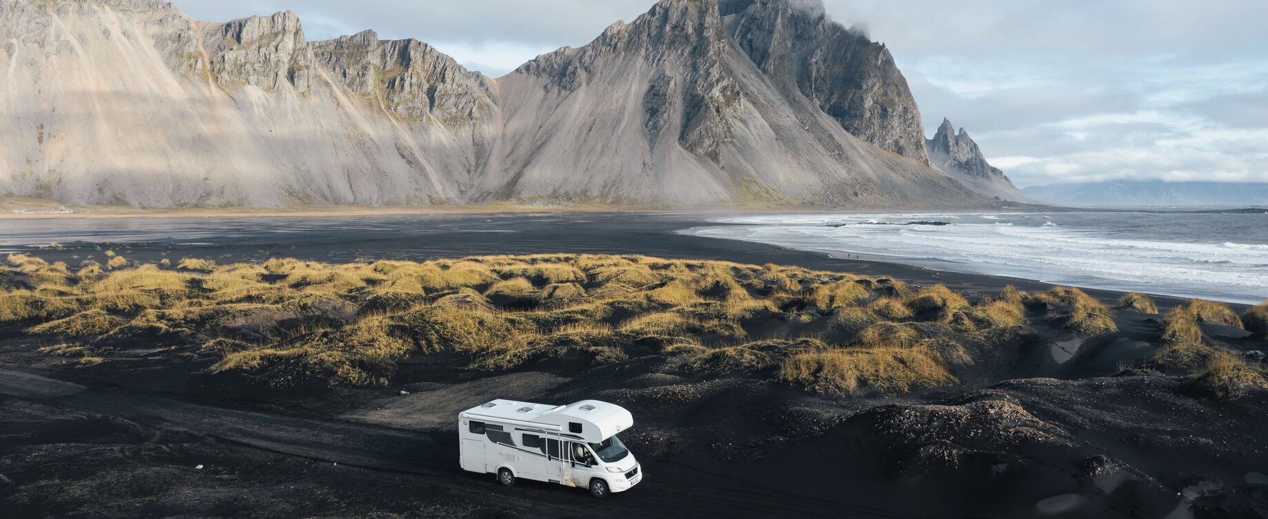 Carado Alkoven Wohnmobil auf einer Familienreise durch die Natur