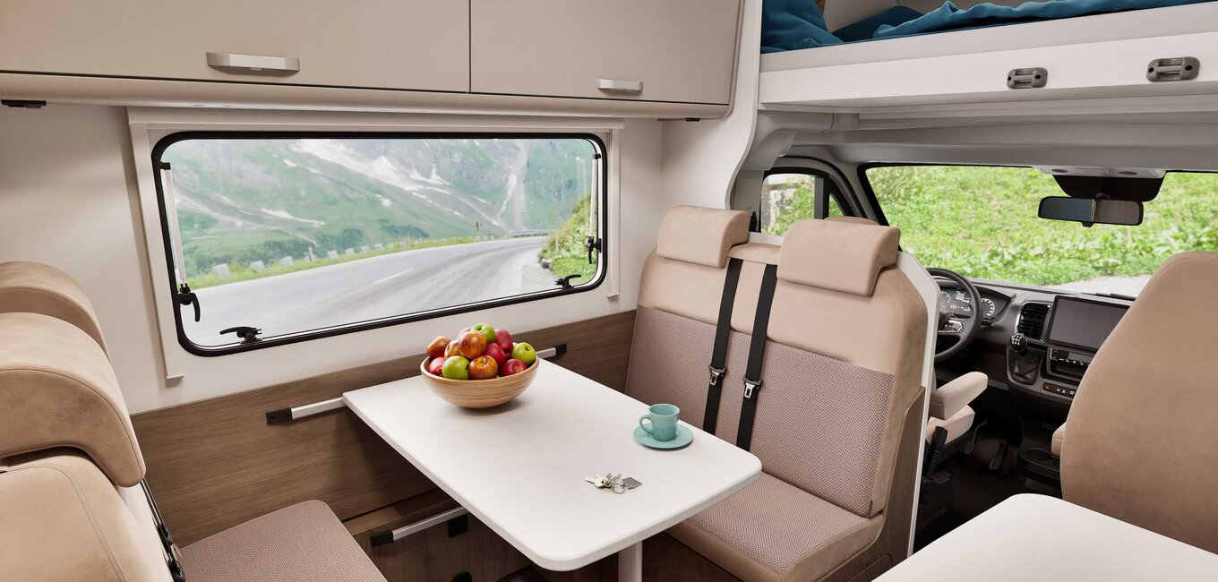 Alkoven Wohnmobil von Carado mit großzügiger Sitzgruppe für Familien