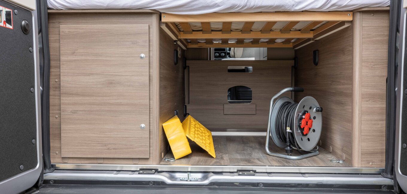 Stauraum unter dem Bett im Heck des Camper Van