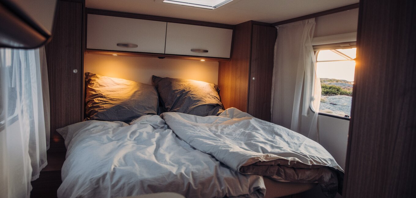 Queensbett im Carado Van mit Kleiderschrank